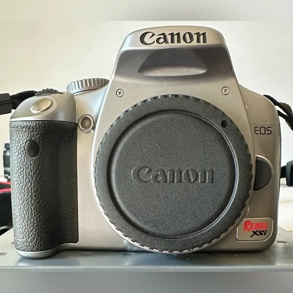 Canon EOS Rebel XSi DS126181 12.2 MP Digital SLR CMOS Camera Canon EOS Rebel XSi DS126181 12.2 MP Digital SLR CMOS Camera